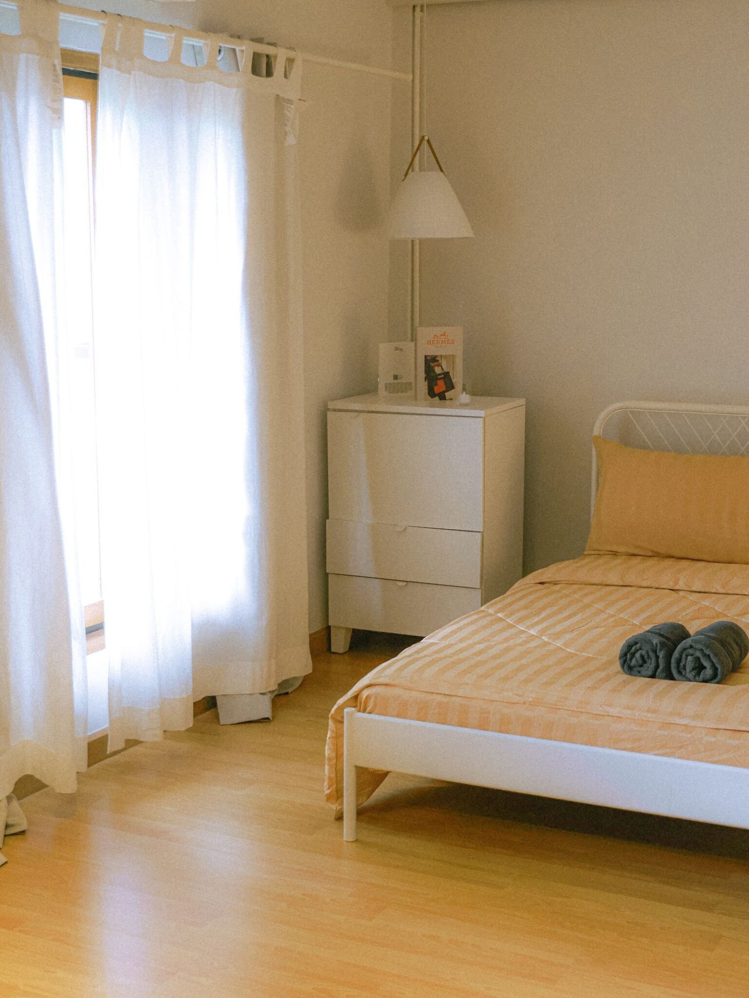 Bright, freshly cleaned Airbnb-style bedroom